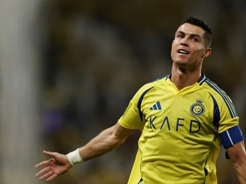 Ronaldo gửi lời chia buồn xúc động tới Messi