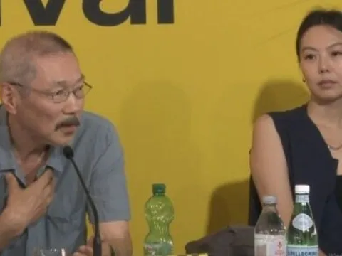 Hong Sang Soo và Kim Min Hee lần đầu xuất hiện công khai sau khi sinh con