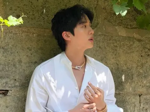 Jin (BTS) gây chú ý với khoảnh khắc tạo dáng 'khó đỡ'