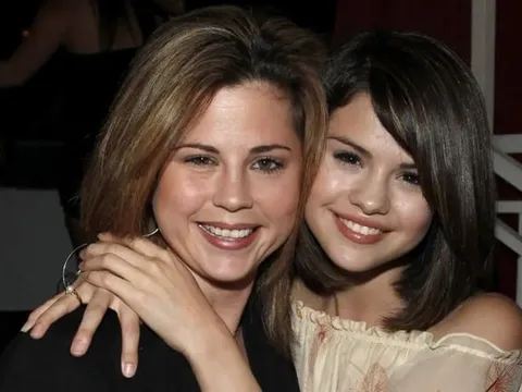 Selena Gomez và mẹ bị kiện