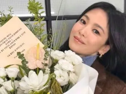 Báo Hàn Quốc khen Song Hye Kyo đẹp hơn cả hoa