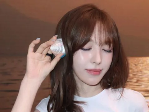 Wendy (Red Velvet) gây chú ý với phong cách đi biển táo bạo