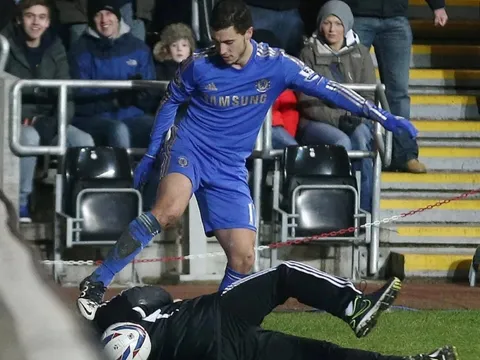 Cậu bé bị Hazard đá ngày trước giờ giàu có