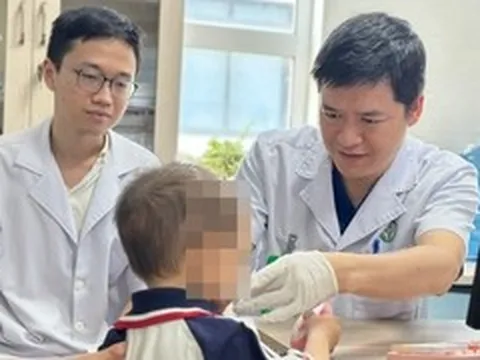 Bé trai 2 tuổi bị chó nhà cắn, vết thương sát động mạch cảnh đe dọa tính mạng