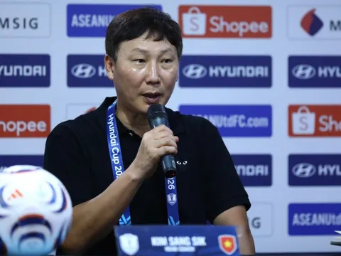 HLV Kim: Thắng 2-0 nhưng trận này khó khăn đấy