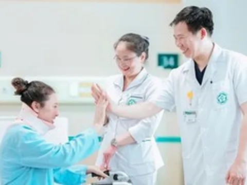 Từng nghĩ sẽ tàn phế suốt đời, người phụ nữ Lào đi lại sau ca mổ ở Việt Nam