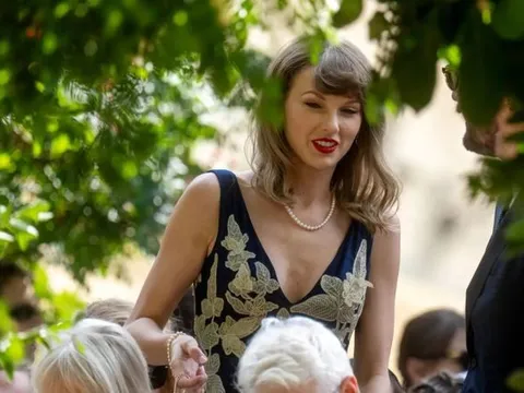 Taylor Swift khoe khéo nhẫn cưới