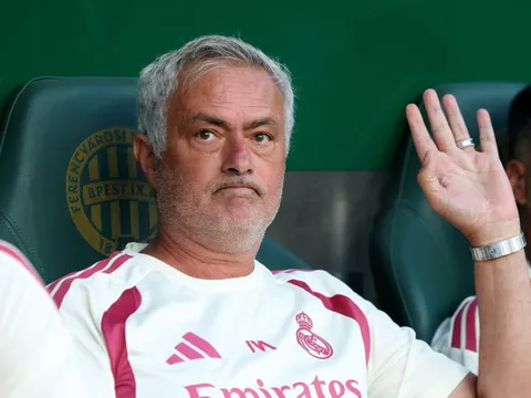 Real 'bắt chước' đám cưới mật của Ronaldo