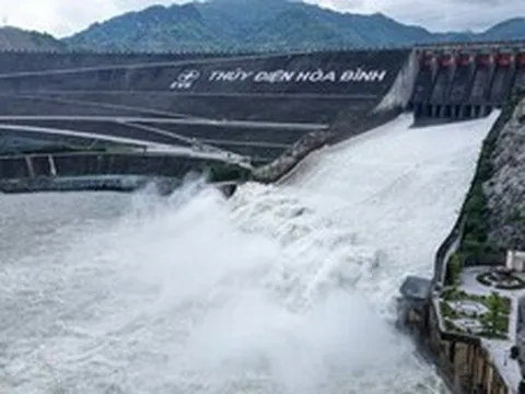 Thủy điện Hòa Bình mở cửa xả đáy, hạ du khẩn trương ứng phó