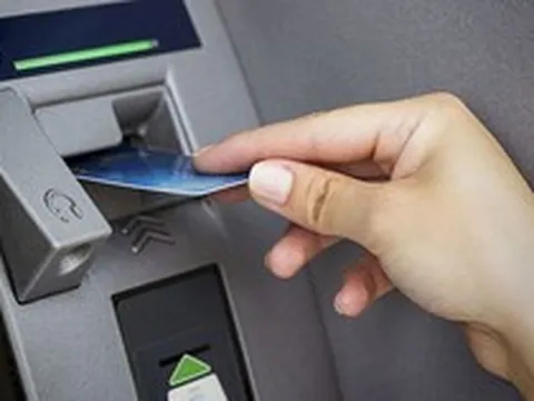 Cần cân nhắc kỹ việc rút tiền mặt từ thẻ tín dụng