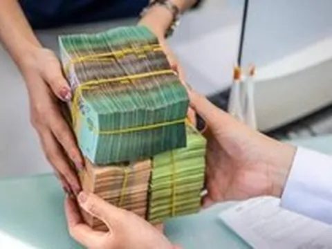 Nhiều người tranh thủ gửi tiền kỳ hạn dài trước khi lãi suất giảm