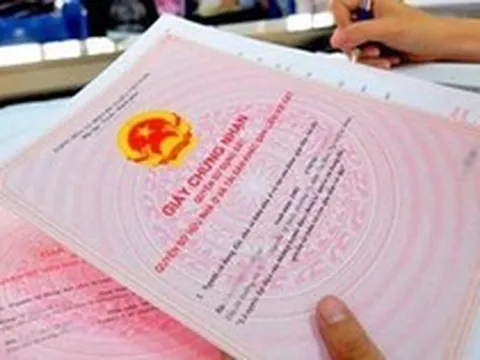 Nhận sổ đỏ thế chấp khoản vay 900 triệu, ngân hàng ngỡ ngàng khi biết chủ nhà đã bán 2 tỷ đồng từ trước