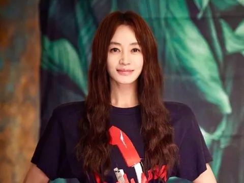 Kim Hye Soo khoe vóc dáng đáng ngưỡng mộ ở tuổi 56
