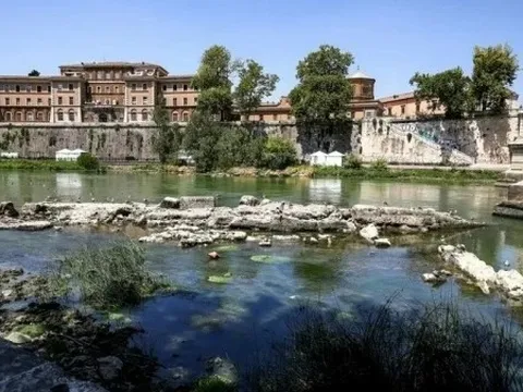 Hạn hán nghiêm trọng ở Italy làm lộ diện cây cầu cổ thời La Mã