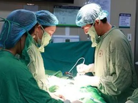 Người phụ nữ Lào vượt nghìn cây số sang Hà Nội mổ u xơ phức tạp