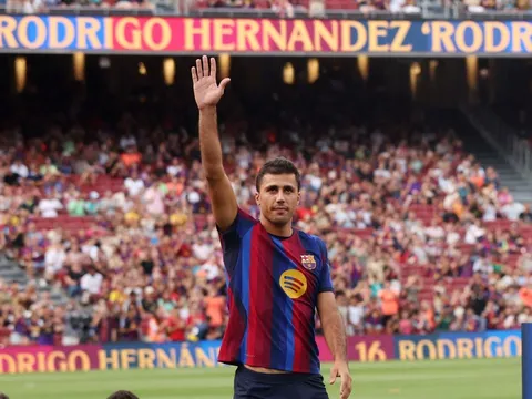 Rodri chưa đá trận chính thức nào đã thành thần tượng mới ở Barca