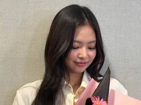 Jennie trải lòng sau sự cố trang phục và bật khóc trên sân khấu