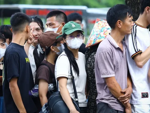 Xếp hàng mua vé xem tuyển Việt Nam đấu Malaysia