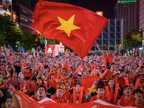 Phố đi bộ Nguyễn Huệ hóa ‘chảo lửa’ sau chiến thắng của tuyển Việt Nam