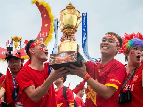 CĐV đội mưa chờ tuyển Việt Nam