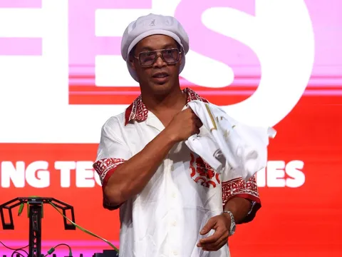 Ronaldinho trở lại sân cỏ ở tuổi 46