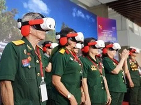 TPHCM: Du khách hào hứng 'Trở về thời khắc thiêng liêng'