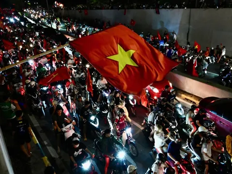 Người dân đổ ra đường mừng tuyển Việt Nam vào chung kết