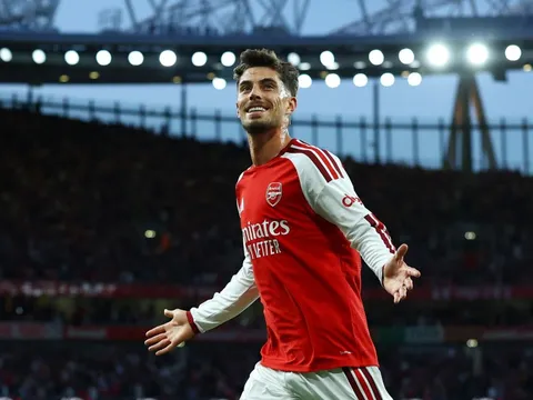 Arsenal thắng lớn ngày khai mạc Premier League
