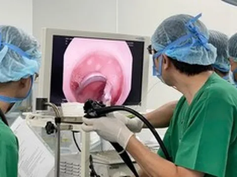 Bé 3 tuổi đau bụng, bác sĩ phát hiện "vật lạ" mắc trong tá tràng