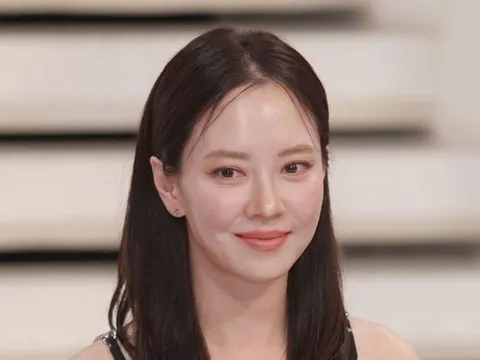 Song Ji Hyo 45 tuổi vẫn trẻ như hot girl, nhan sắc khiến fan Việt trầm trồ