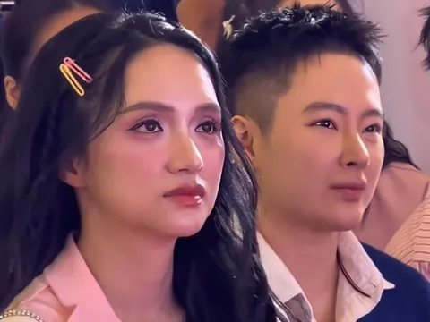 Khoảnh khắc Hương Giang chung khung hình với Angela Phương Trinh đang 'gây sốt'