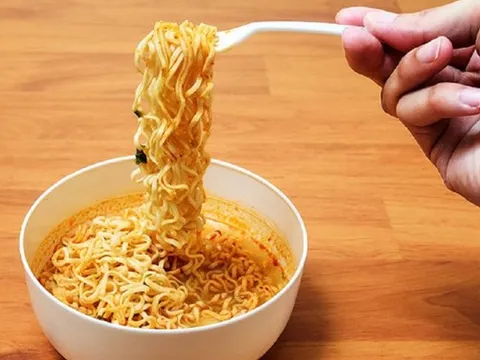 Người đàn ông suýt tử vong sau khi ăn mì tôm, câu hỏi của bác sĩ khiến mẹ bật khóc