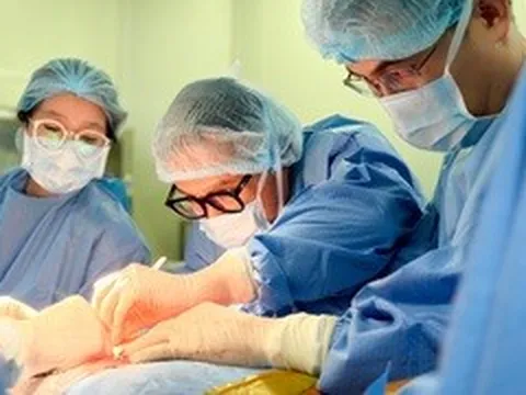 Mất dạ dày sau khi uống nhầm thuốc tẩy bồn cầu