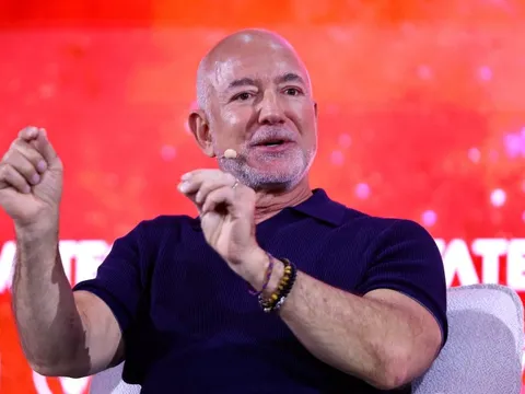 Jeff Bezos không mua Liverpool để chơi Football Manager