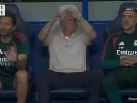 Mourinho khó chịu với Alexander-Arnold