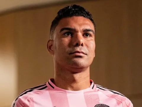 Casemiro trượt dài sau khi rời MU