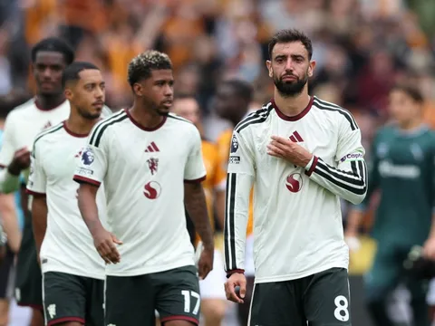 Premier League vừa khai màn, các ông lớn đã lộ những vết nứt
