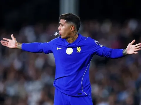 Enzo Fernandez bị CĐV cả hai đội la ó