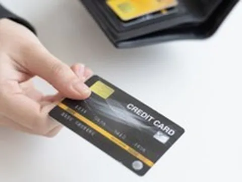 Vì sao nhiều người thường xuyên dùng thẻ tín dụng dù lãi suất có thể gần 50%/năm?