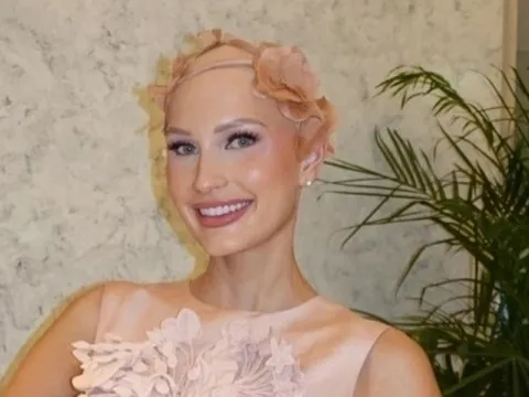 Miss World 2026: Hoa hậu Mỹ Mary Sickler gây xúc động với mái đầu rụng tóc phủ đầy hoa