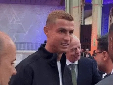 Phản ứng của Ronaldo khi chạm mặt Infantino