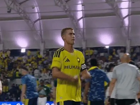 Ronaldo bực tức khi bị thay ra ngay đầu hiệp hai