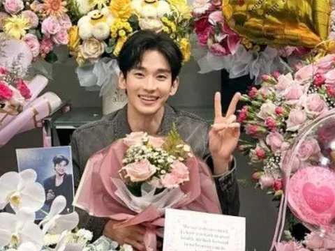Ngoại hình gây chú ý của Kim Soo Hyun khi tái xuất