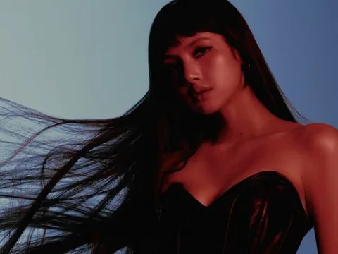 Lisa (BLACKPINK) khoe khí chất quyến rũ khác lạ