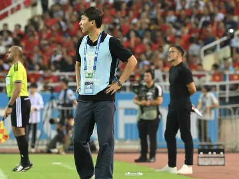 Lý do HLV Kim Sang-sik phải khoác áo bib