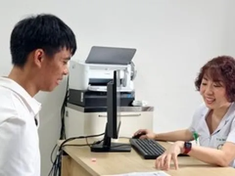 7 năm sống với khuôn mặt bất động