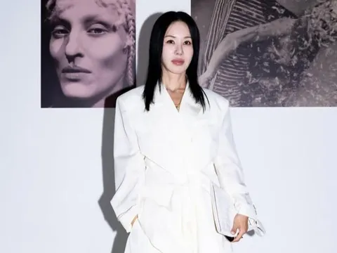 Uhm Jung Hwa ở tuổi 57 vẫn cực chất, diện crop-top đầy cá tính