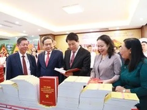 Ra mắt cuốn sách 'Sức mạnh của dân tộc Việt Nam trong sự nghiệp xây dựng và bảo vệ Tổ quốc' của Đại tướng Lương Cường