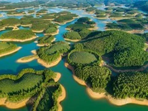 Hồ nhân tạo lớn nhất Việt Nam 23.400ha, sở hữu 1.300 đảo, chứa tới 3,9 tỷ m3 nước tạo nên phong cảnh “sơn thủy hữu tình” ví như “Hạ Long trên núi” được Sun Group nhắm tới
