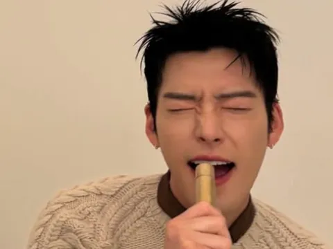 Kim Woo Bin khoe hình thể săn chắc, dân tình réo gọi Shin Min Ah